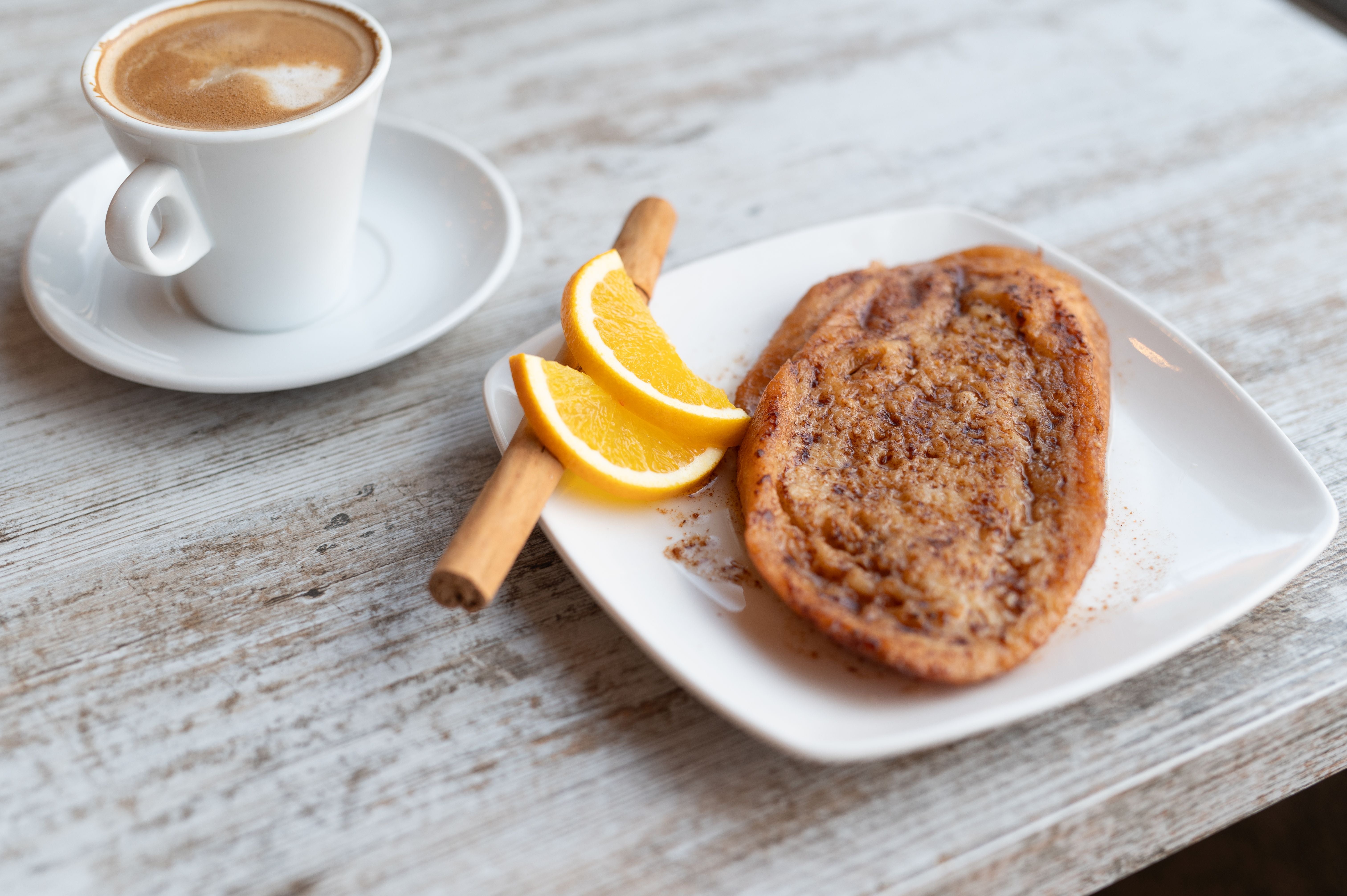 El maestro pastelero del Museo del Jamón, Eugenio Villegas, opta por una versión casi desaparecida de pan. «Utilizamos pan candeal, en nuestro caso el del obrador y mejor si es del día anterior, preferiblemente un poco duro. Esto permite que absorba bien la leche sin deshacerse», explica sobre la forma primitiva de este postre antes de que apareciera la moda ya consolidada de usar brioche. «La leche la calentamos a fuego medio, azúcar al gusto, canela en rama y miel. Después, agregamos la cáscara de naranja para darle un aroma adicional. El truco está en dejar que la leche infusionada se caliente pero sin llegar a hervir… y en la mano del cocinero, claro. Las regamos con almíbar», presume. Precio: 4 euros. Más información,  aquí . 