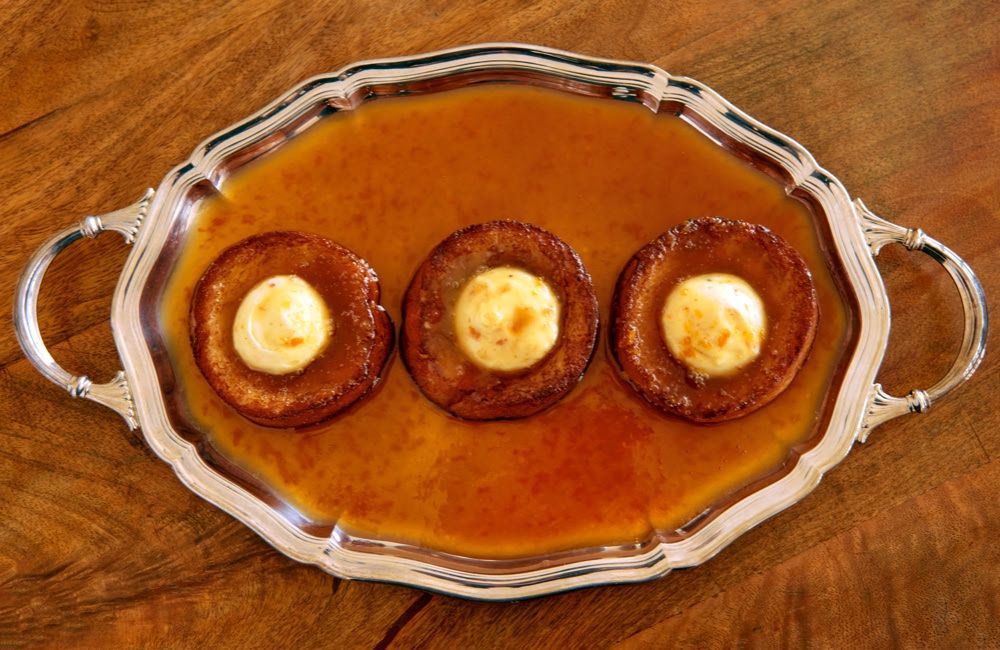 Mallorca ha presentado este año la torrija Suzette con una base de pan de brioche calado en leche infusionada con naranja y canela. Después, se corona la masa con una crema elaborada a base de naranja y vainilla de Madagascar y se sirve la salsa Suzette bien caliente. Disponible en la web –con envíos a toda la península– y en las tiendas físicas de Mallorca. Precio: 6,50€. Torrija tradicional, 3€ (1,75€ en versión mini).