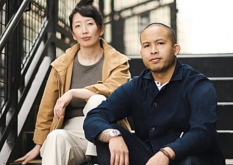 Imagen secundaria 1 - La cocina de Kasama, en Chicago; sus chefs y propietarios y uno de sus platos.