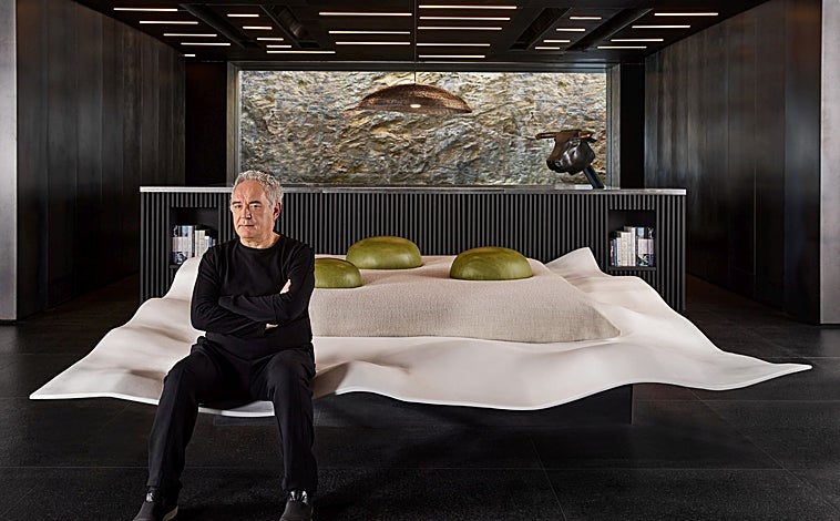 Imagen principal - Sobre estas líneas , la cama instalada en las antiguas cocinas de elBulli. Abajo, las vistas a Cala Montjoi desde la terraza del antiguo restaurante y las vistas del complejo museístico desde el exterior.