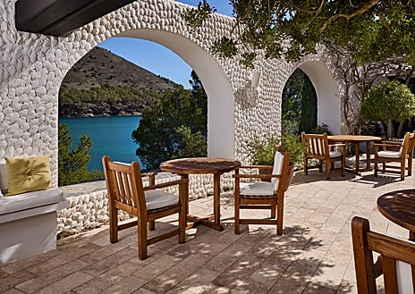 Imagen secundaria 1 - Sobre estas líneas , la cama instalada en las antiguas cocinas de elBulli. Abajo, las vistas a Cala Montjoi desde la terraza del antiguo restaurante y las vistas del complejo museístico desde el exterior.
