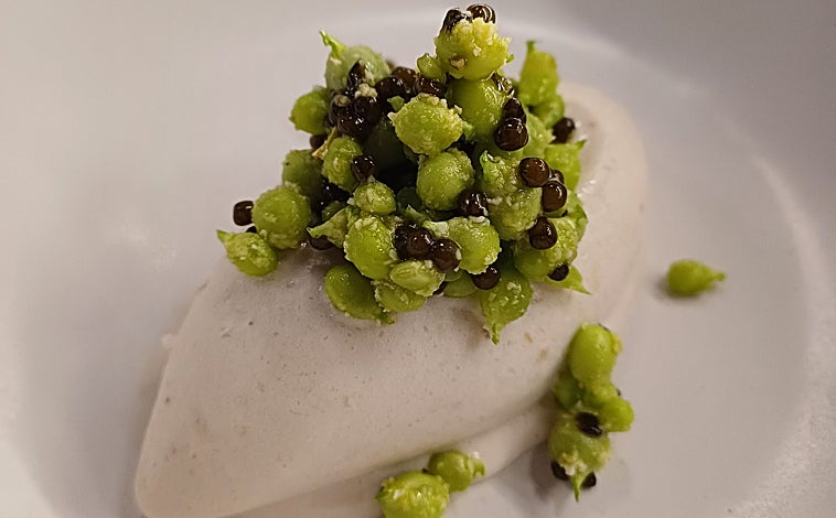 Imagen principal - Sobre estas líneas, arriba, postre con guisantes lágrima de Juanjo Mesa, chef de Radis, en Jaén. Abajo, Juan Carlos Roldán, productor hortícola y recolector de Otíñar (Jaén).