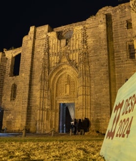 Imagen secundaria 2 - Algunos de los chefs internacionales invitados a Despesques 2024 pudieron ir a las marismas, el resto se quedó con las ganas debido al temporal de levante. En Aponiente se debió hacer la inauguración del encuentro, el resto de las ponencias se desarrolló en el Monasterio de la Victoria de El Puerto de Santa María.