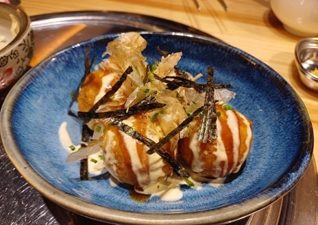 Imagen secundaria 1 - Sobre estas líneas, arriba, sukiyaki en Ayala Japón. Abajo, a la izquierda, takoyaki (croquetas de pulpo). A la derecha, un surtido de nigiris con atún rojo, toro de atún, salmón y lubina