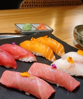 Imagen secundaria 2 - Sobre estas líneas, arriba, sukiyaki en Ayala Japón. Abajo, a la izquierda, takoyaki (croquetas de pulpo). A la derecha, un surtido de nigiris con atún rojo, toro de atún, salmón y lubina