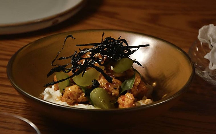 Imagen principal - Las gambas, el bacalao y la humita de Na Num, en Madrid.