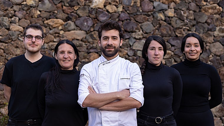 Eloi Torrent junto al equipo de Gasparic, en Can Blanc (Gerona)