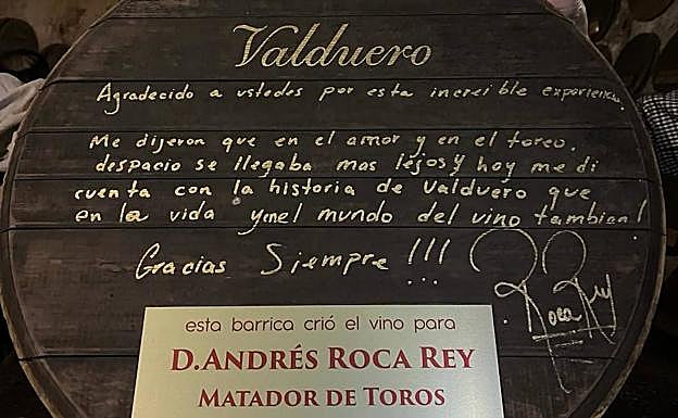 Detalle de la barrica firmada por Roca Rey