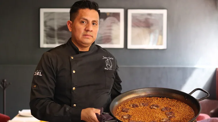 El chef Jairo Soria muestra su arroz meloso con carpaccio de rabo de buey, disponible en Rocacho