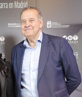 Imagen secundaria 2 - Sobre estas líneas, arriba, Jesús Santamaría, presidente del Instituto del Pintxo de Donostia/San Sebastián. Abajo, a la izquierda, foto de familia de los participantes en la 'Pintxoa Da' en Madrid en la que se presentó la Guía del Pintxo de 2024. A la derecha, Kino Martínez, secretario general de la Asociación de Empresarios de Hostelería de Guipúzcoa