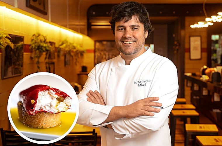 Mikel Martínez, del Bar Martínez de San Sebastián, con su tapa de pimientos rellenos