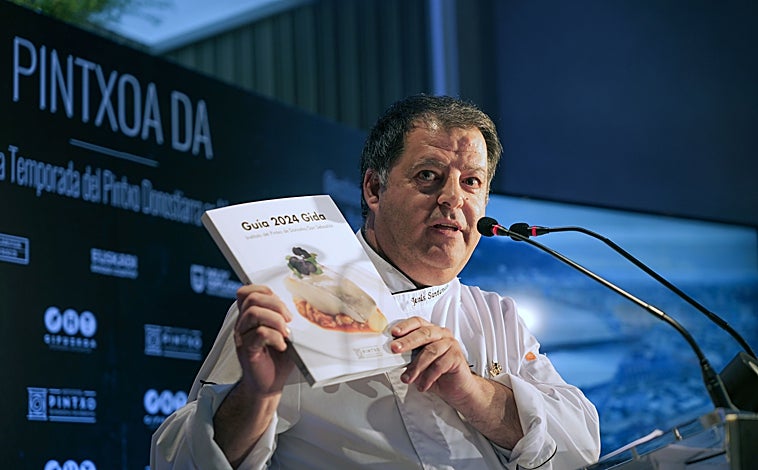 Imagen principal - Sobre estas líneas, arriba, Jesús Santamaría, presidente del Instituto del Pintxo de Donostia/San Sebastián. Abajo, a la izquierda, foto de familia de los participantes en la 'Pintxoa Da' en Madrid en la que se presentó la Guía del Pintxo de 2024. A la derecha, Kino Martínez, secretario general de la Asociación de Empresarios de Hostelería de Guipúzcoa