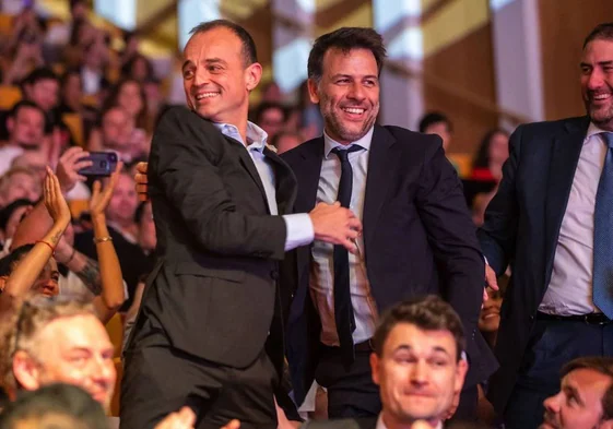 Miguel Ángel Millán ( a la izquierda) en el momento de conocer que era nombrado como mejor sumiller del mundo en la gala de The World's 50 Best Restaurants celebrada en Valencia en junio de 2023