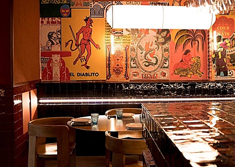 Imagen secundaria 1 - El guacamole de Cabrón, que sirve con una serie de salsas, mango troceado y nachos; su decoración y su cóctel Sotol Sour. 