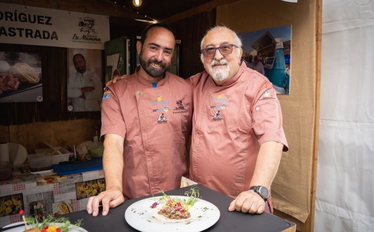 Imagen principal - Sobre estas líneas, arriba, Gustavo Astrada (derecha) junto con Blas Rodríguez de La Mamma. Abajo, a la izquierda, guiso de carne de cabra en Casa Marcos. Lapas con mojo verde en El Roque de los Pescadores