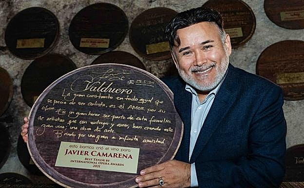 Javier Camarena, con la barrica firmada