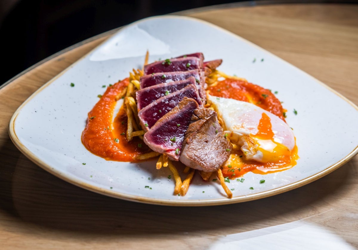 Lomo de atún rojo a la parrilla con salsa de tomate casera, huevo campero y patatas paja del restaurante Ponzano de Madrid