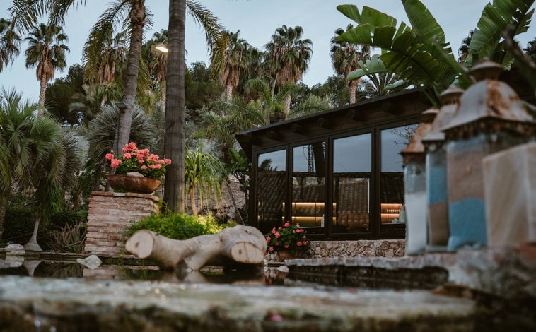 Imagen principal - La terraza y los jardines de Cabaña Buenavista, en Murcia; su chef, Pablo González-Conejero y uno de sus platos.