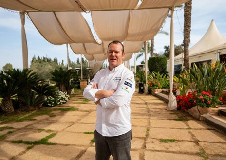 Imagen secundaria 1 - La terraza y los jardines de Cabaña Buenavista, en Murcia; su chef, Pablo González-Conejero y uno de sus platos.