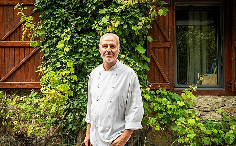 Imagen principal - Sobre estas líneas, arriba, Josep Gregorio, chef de El Portalet. Abajo, a la izquierda, Marc Nus, de Era Coquela. A la derecha, Álex España, chef de El Ticolet