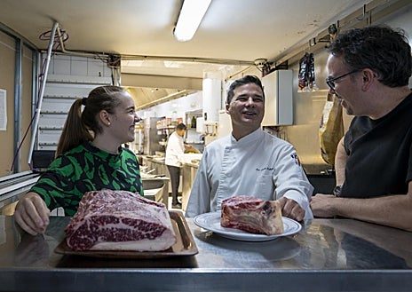 Imagen secundaria 1 - Paco Morales y Paola Gualandi, en varios puntos de la ciudad de Córdoba. Arriba, en una de las fuentes del patio de los naranjos de la mezquita de Córdoba. Abajo, a la izquierda, en el restaurante El Churrasco que suelen frecuentar en sus días libres. A la derecha, juntos caminando por una de las calles de la judería.