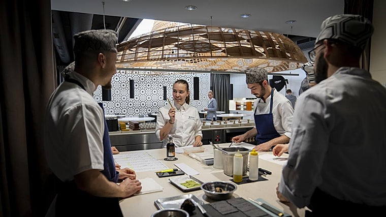 Paola Gualandi, con su lápiz, durante el 'briefing' previo al servicio