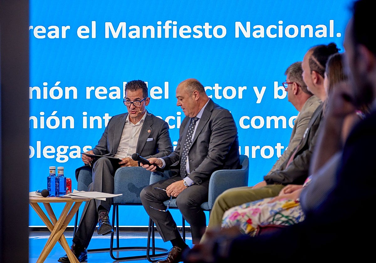 Abel Valverde, a la izquierda, y Joan Carles Ibañez, directores de los restaurantes Desde 1911 y Lasarte de Madrid y Barcelona, respectivamente, durante la lectura del manifiesto del I Summit de la Sala de España