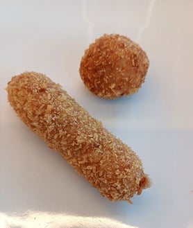 Imagen secundaria 2 - Sobre estas líneas, uno de los fueras de carta que Cata tiene este verano: sepia sucia a la plancha; Abajo, a la izquierda, boquerones a la bilbaina. A la izquieda, sus croquetas de cocido y jamón