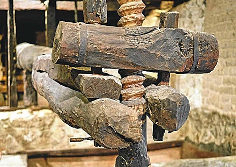 Imagen secundaria 1 - Arriba, una cata en las visitas a las bodegas. Abajo a la izquierda, el lagar del siglo XVI y a la derecha, las bodegas subterráneas de Dehesa de la Granja.