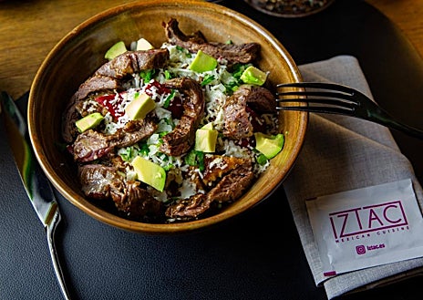 Imagen secundaria 1 - Huarache de frijo, chilaquiles con arrachera y huevos motuleños de Iztac, en Madrid.