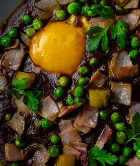 Imagen secundaria 2 - Huarache de frijo, chilaquiles con arrachera y huevos motuleños de Iztac, en Madrid.