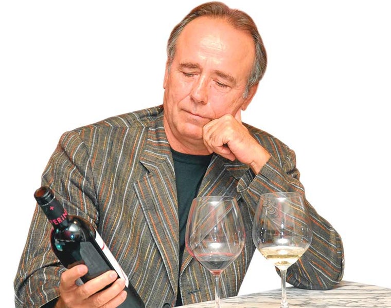 Joan Manuel Serrat con su vino.