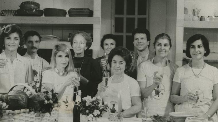 Madrid, diciembre de 1984. La plana mayor de la Escuela Juan de Altimiras: Helena Lind, Jacques Lanusse, Cristina González Haba, Clara María González de Amezúa, Amparo Soler, Lourdes March, Richard Stephens, Pilar Jordana e Isabel Maestre, levantan sus copas para brindar con los lectores de ABC por la Navidad y la fiesta gastronómica que acompaña siempre a estas fechas