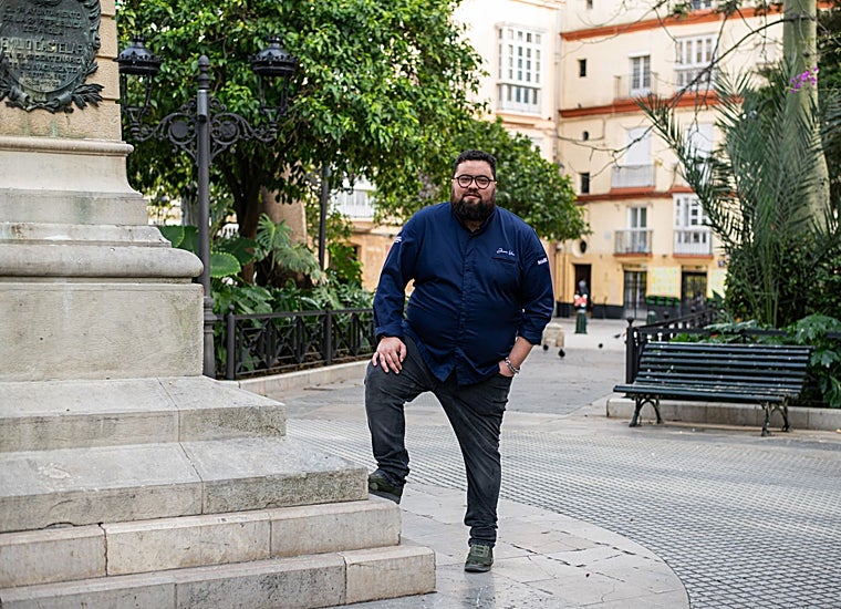 Juan Viu en la plaza de la Candelaria de Cadiz, junto al monumento a Emilio Castelar, en la que se ubica su restaurante Mare