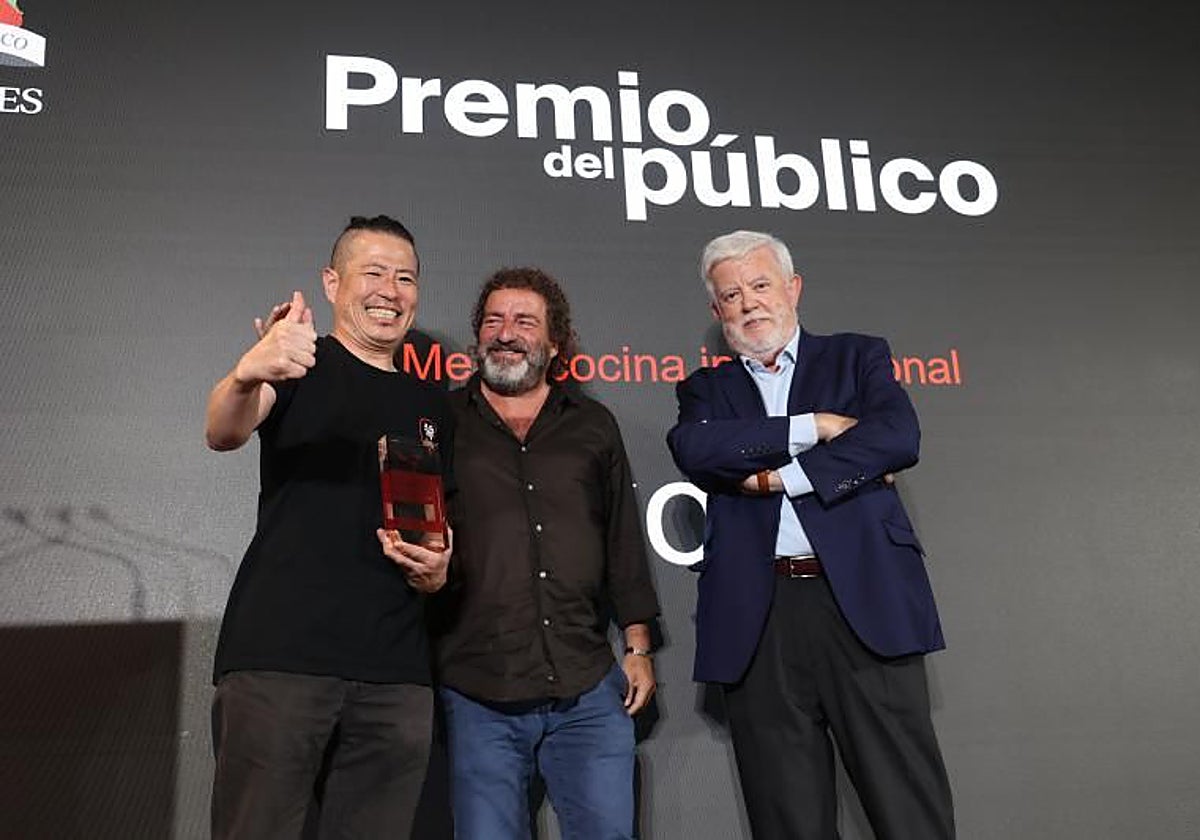 Dos de los galardonados en la pasada edición de los premios, Iñaki López Viñaspre, chef y fundador de Grupo Sagardi, y Hideki Matsuhisa, chef ejecutivo de Ikoya, junto al crítico de ABC Carlos Maribona, durante la gala la XIII edición de los premios Salsa de Chiles de ABC