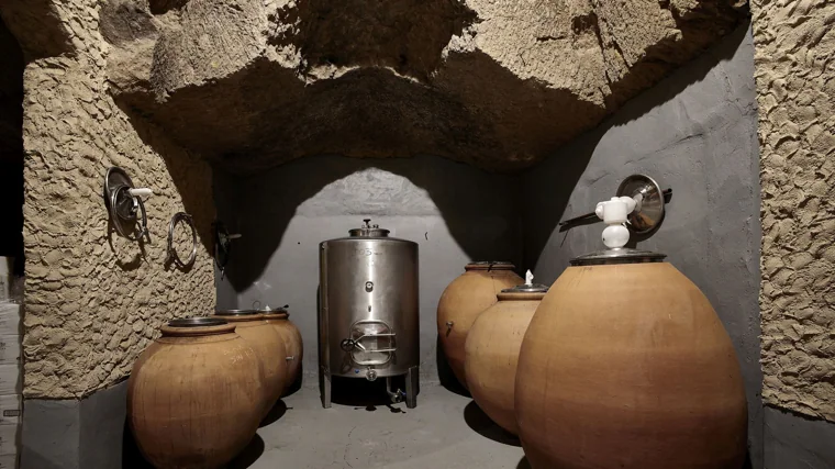 Sala de tinajas de la Bodega Belote de León