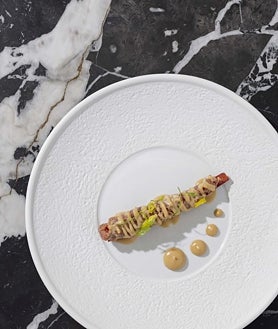 Imagen secundaria 2 - Sobre estas líneas, algunos de los platos de Javier Abascal en Lalola, Sevilla. Todos ellos con el cerdo ibérico como protagonista