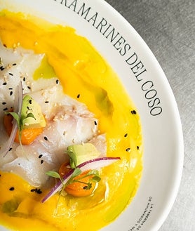 Imagen secundaria 2 - Ultramarines del Coso, en Madrid, y sus costillas de cerdo y su lubina ahumada.