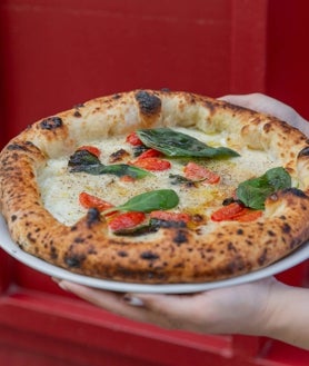 Imagen secundaria 2 - Los hermano Figurato delante de su nuevo local; su pizza frita en homenaje a Maradona y la llamada 'bufalina a filetto'.