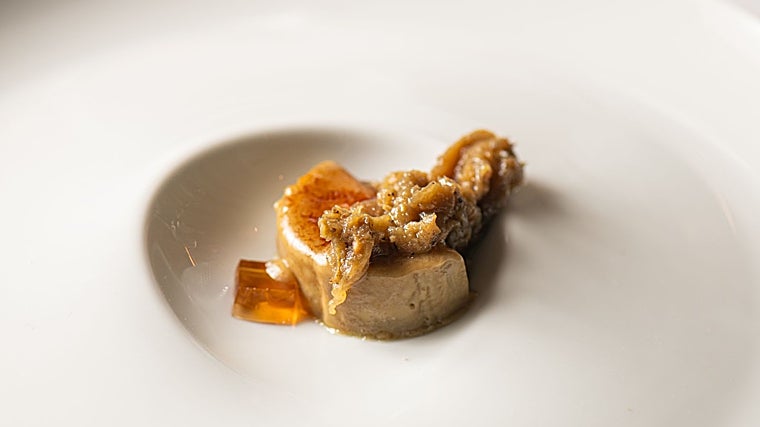 Taco de foie caramelizado con gel de manzanilla y anchoa, en El Paladar