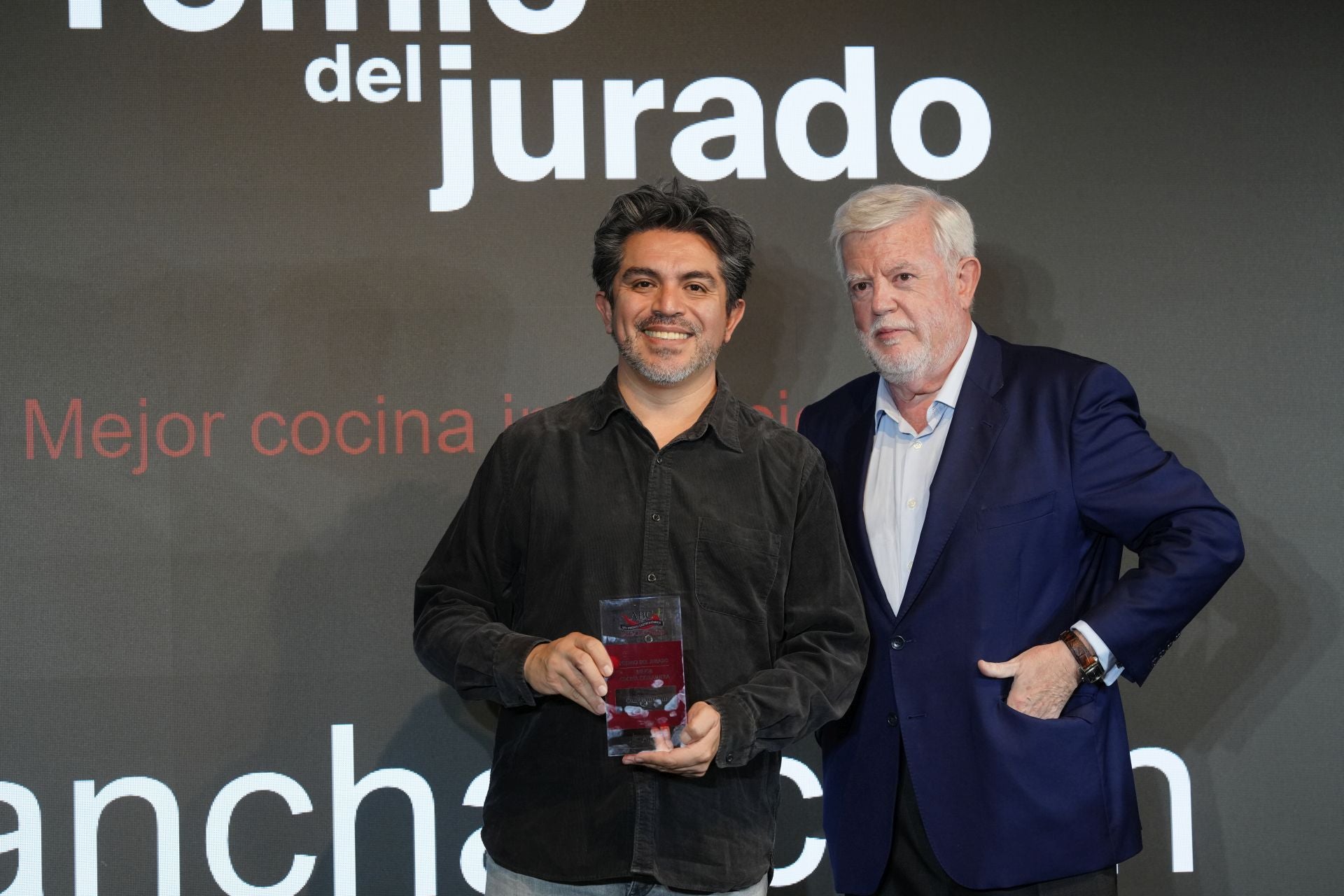 Roberto Ruiz, ganador del premio del jurado a la mejor cocina extranjera en junto al crítico de ABC, Carlos Maribona
