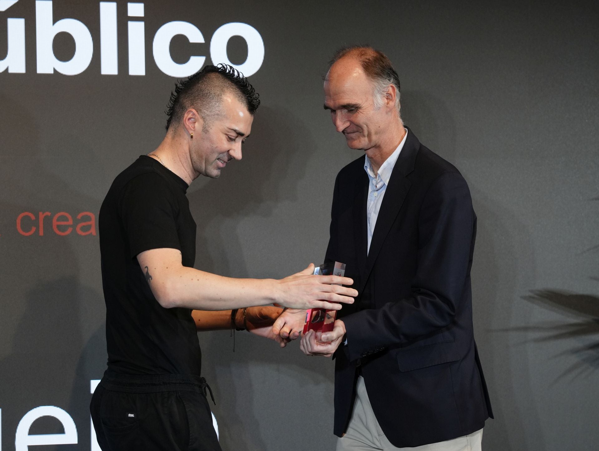 Diego Fernández, chef y propietario del restaurante Regueiro (Puerto de Vega, Asturias),  ganador del premio del público a la mejor cocina creativa, recibiendo su galardón de manos del director de Negocio tradicional de ABC, Javier Caballero