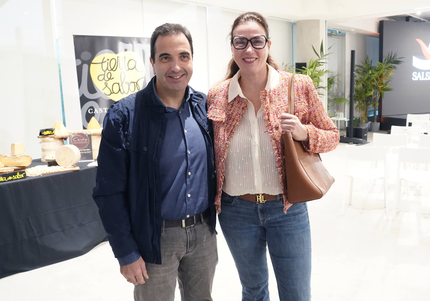 El chef Óscar Velasco y la pastelera Montse Abellá, propietarios del restaurante VelascoAbellà (Madrid), acudieron a la entrega de los Premios Salsa de Chiles en la sede de Vocento.