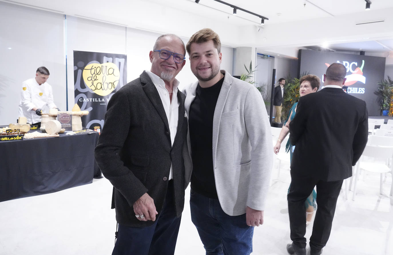 El chef Trifón Jorge, del restaurante El Fogón de Trifón (Madrid), y su hijo Íker de Jorge,  acudieron a la gala de entrega de los Premios Salsa de Chiles en la sede de Vocento.