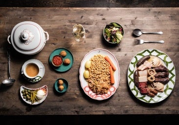 Este cocido madrileño de 42 euros se sirve en porcelana portuguesa con su pelota, croquetas, encurtidos y ensalada
