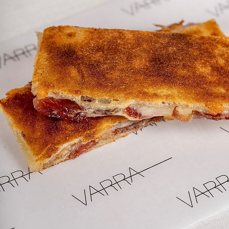 Bikini de cecina y queso Havarti de Varra