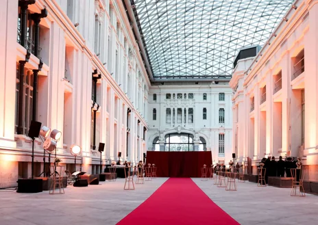 Imagen secundaria 1 - Los hermanos Roca con la presentadora, Ainhoa Arbizu, y Lewis Chester; la cena de la gala en el Palacio de Cibeles de Madrid e Isabel Vega, de Familia Torres, recogiendo su galardón.