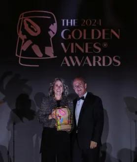 Imagen secundaria 2 - Los hermanos Roca con la presentadora, Ainhoa Arbizu, y Lewis Chester; la cena de la gala en el Palacio de Cibeles de Madrid e Isabel Vega, de Familia Torres, recogiendo su galardón.