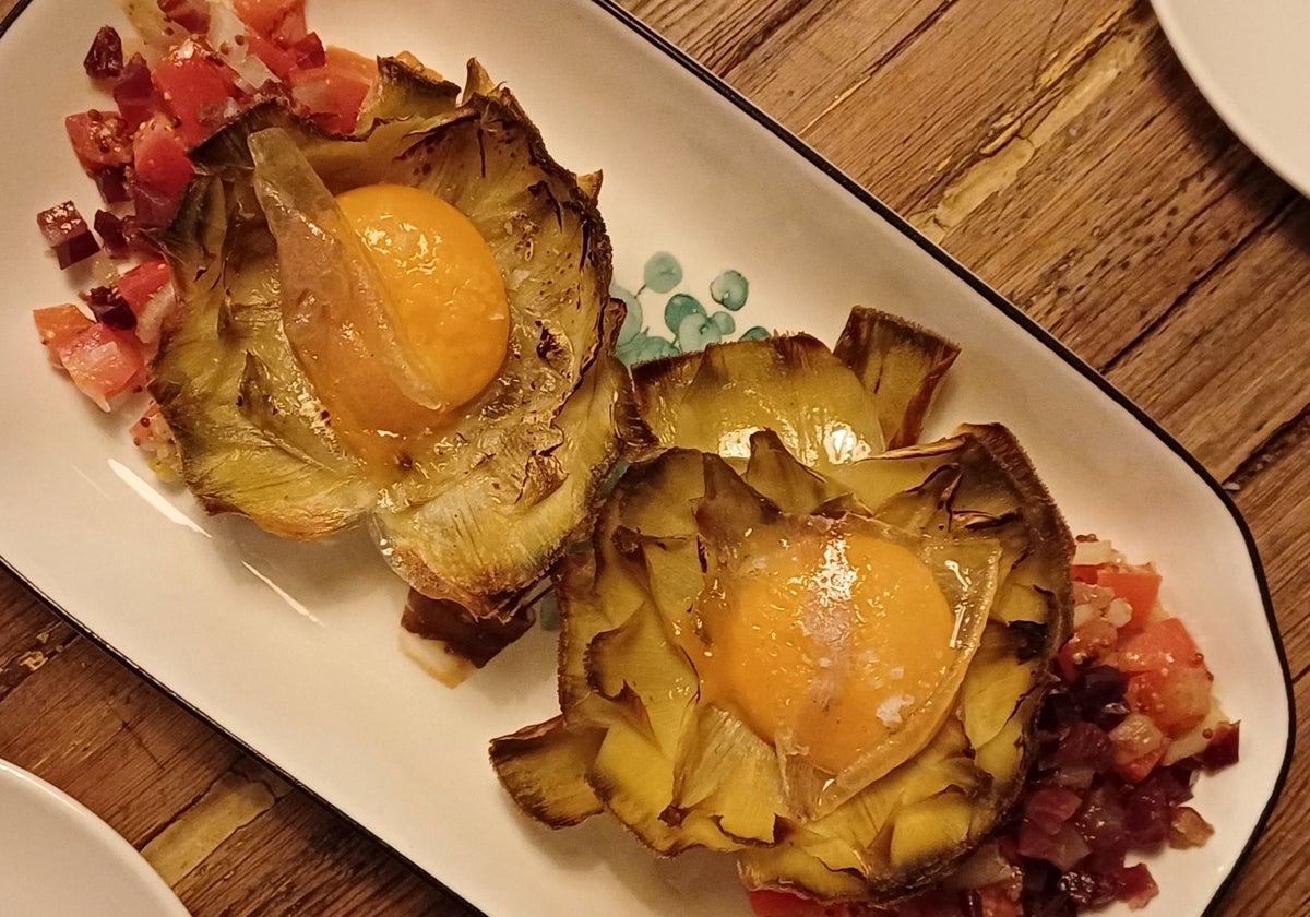 Alcachofas con yema, velo ibérico y aliño de mostaza