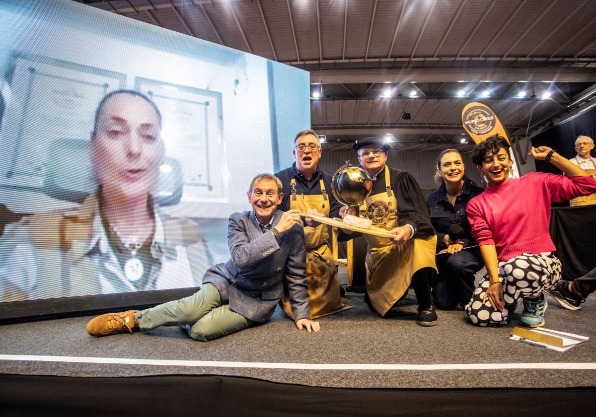 Parte del jurado de los World Cheese Awards 2024, celebrado en Portugal, con la Sonia Marroyo (en la pantalla) tras nombrar a Quinta de Pomar como el mejor queso del mundo